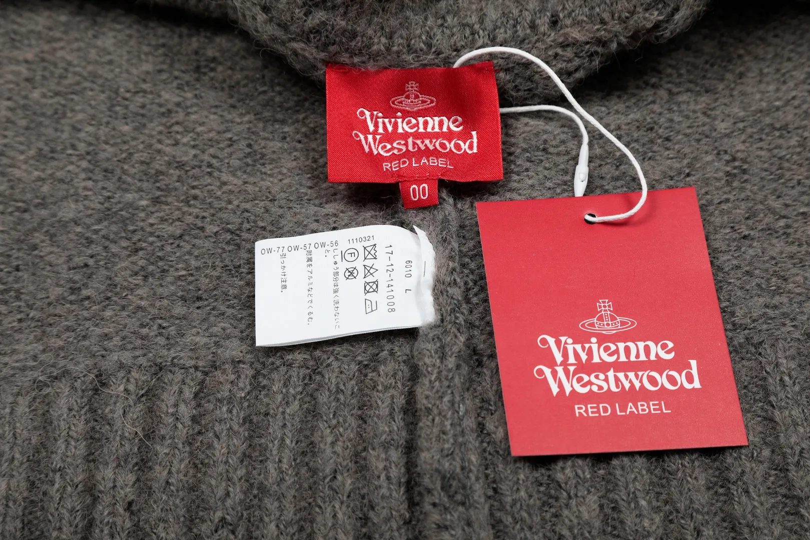 VIVI138 vivienne west wood 25th spring new model, three-color yarn wool splicing embroidered chapter design round neck 🧩 5.5-count custom-woven and dyed tunic hair, definitely not the spandex imitation wool on the market 🧩100% restoration of heavy industrial weaving method loose cuffs restored original pattern 🧩super high embroidery density single chapter embroidery 20,000 stitches 🧩100% chemically tested custom-woven and dyed wool 0 color difference Size: 1 yard (90-110 pounds) 2 yards (110-130 pounds) 3 yards (130-150 pounds) Color: gray yellow